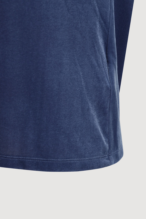 [Re-Order] [아틀리에] 벨벳 U넥 긴 소매 티셔츠는 부드러운 벨벳 져지 소재로 제작되어 가을과 겨울에 따뜻하고 편안하게 착용할 수 있습니다. 슬림핏 디자인에 U넥 라인으로 여성스러운 실루엣을 연출하며, 베이직한 스타일로 데이트룩, 모임룩 등 다양한 TPO에 활용하기 좋습니다. 신축성이 뛰어나 활동성을 높였으며, 앞 중심에는 아틀리에 프린트가 더해져 포인트를 줍니다. 얇은 두께감으로 레이어드하기 좋으며, 단독 손세탁을 권장합니다. 클래식, 미니멀, 캐주얼 스타일을 즐기는 분들께 추천합니다.
