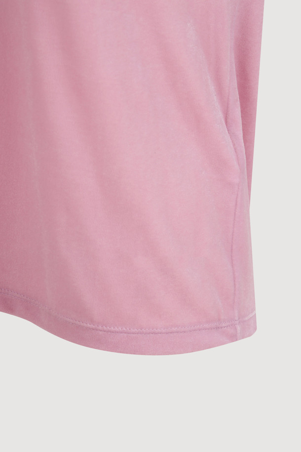 [Atelier] 벨벳 U넥 롱 슬리브 티셔츠(핑크)는 부드러운 벨벳 져지 소재로 제작되어 은은한 광택과 고급스러운 분위기를 자아냅니다. 슬림핏 디자인과 U넥 라인이 여성스러운 실루엣을 연출하며, 얇은 두께감으로 편안한 착용감을 선사합니다. 신축성이 좋아 활동성이 뛰어나며, 뒷넥 테이프 위 아틀리에 자수 포인트가 유니크함을 더합니다. 데이트룩, 모임룩, 파티룩 등 특별한 날을 위한 포인트 착장용으로 제격입니다. 캐주얼, 미니멀, 로맨틱 스타일을 모두 소화 가능한 활용도 높은 아이템입니다.
