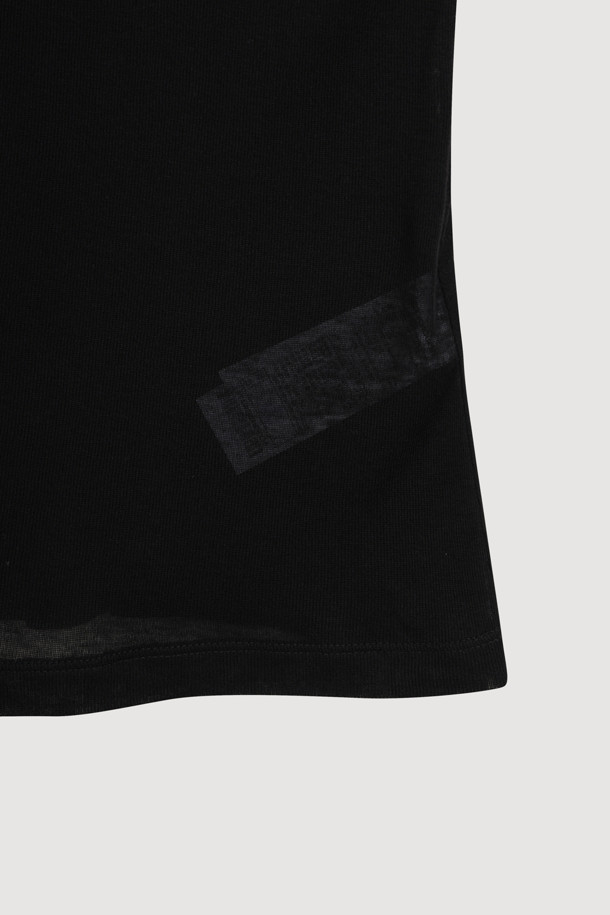 [Atelier] 엠브로이더리 포인트 슬림핏 긴팔 티셔츠 (블랙)는 부드러운 촉감의 울과 텐셀 혼방 소재로 제작되어 편안한 착용감을 선사합니다. 라운드넥 디자인에 아틀리에 자수 포인트와 레이스 테이프 디테일이 더해져 캐주얼하면서도 미니멀한 스타일을 연출합니다. 슬림핏으로 제작되어 슬림한 실루엣을 강조하며, 봄, 가을에 데이트룩 또는 카페룩으로 활용하기 좋습니다. 스탠다드 핏의 루즈한 실루엣이 특징이며, 블랙 컬러로 어떤 스타일에도 쉽게 매치할 수 있습니다.
