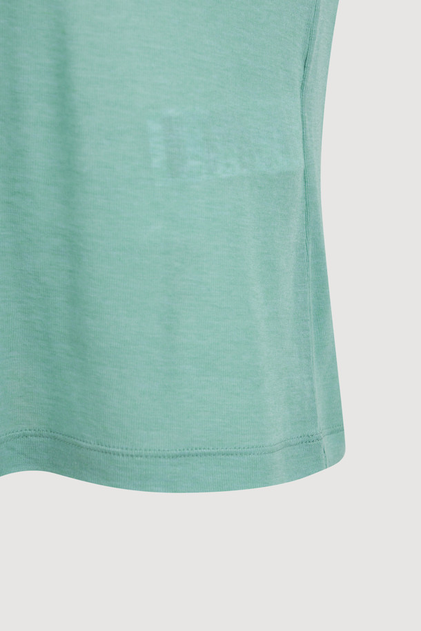 [Atelier] 자수 포인트 슬림핏 긴팔 티셔츠 (green)는 부드러운 촉감의 울, 텐셀 혼방 소재로 제작되어 봄, 가을에 착용하기 좋습니다. 슬림핏 디자인과 라운드넥으로 캐주얼하고 베이직한 스타일을 연출하며, 레이스 테이프 디테일과 아틀리에 자수 포인트가 특징입니다. 데이트룩, 카페룩 등 다양한 TPO에 활용 가능하며, 이너용 티셔츠로도 적합하여 활용도가 높습니다. 그린 컬러로 세련된 느낌을 더해 클래식, 미니멀 스타일을 즐기는 분들께 추천합니다.
