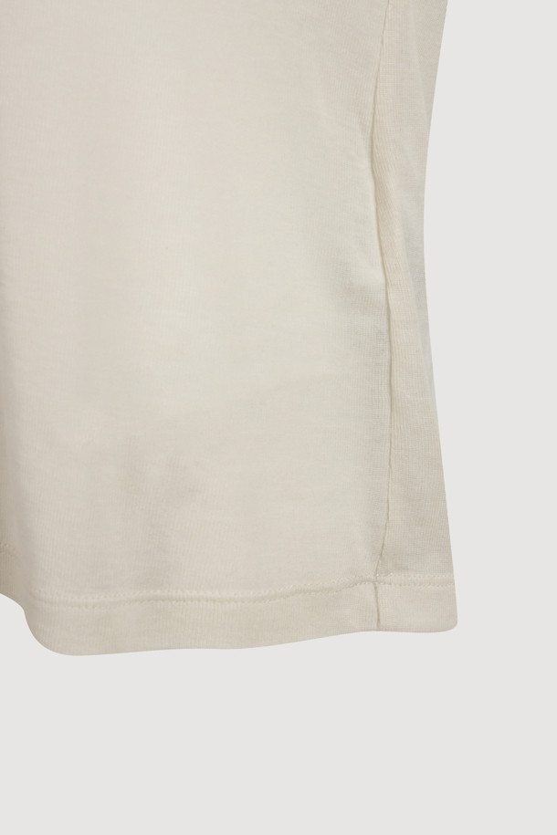 [Atelier] 자수 포인트 슬림 핏 긴팔 티셔츠는 부드러운 촉감의 울, 텐셀 혼방 소재로 제작되어 봄, 가을에 착용하기 좋습니다. 아이보리 컬러에 아틀리에 자수 포인트와 레이스 테이프 디테일이 더해져 캐주얼하면서도 베이직한 스타일을 연출합니다. 슬림핏 디자인과 라운드넥으로 편안하게 착용 가능하며, 얇은 두께감으로 다양한 스타일링에 활용하기 좋습니다. 동네 마실룩, 카페룩 등 편안한 TPO에 미니멀, 클래식한 스타일을 더해보세요. 후라이스 소재로 제작되어 부드러운 착용감을 선사합니다.
