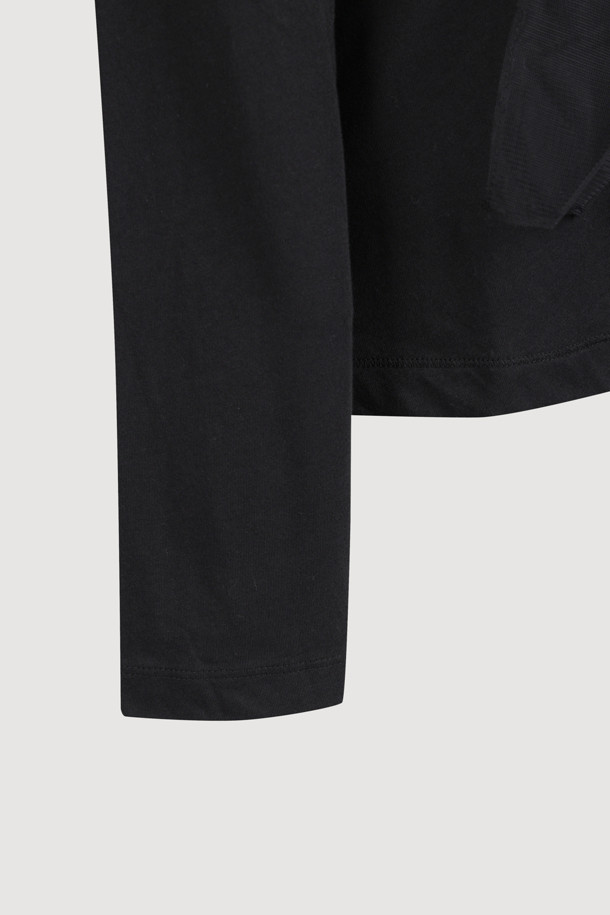 [Atelier] 리본 아플리케 롱 슬리브 티셔츠 (블랙)는 부드러운 모달 소재로 제작되어 편안한 착용감을 선사합니다. 유니크하고 캐주얼한 스타일을 연출하며, 메쉬 리본 디테일과 세일러 카라 프린트, 하이브리드 디자인이 돋보입니다. 라운드넥에 여유 있는 핏으로 편안함을 더했으며, 봄, 가을 계절에 데이트룩, 카페룩 등 다양한 TPO에 활용하기 좋습니다. 미니멀하면서도 로맨틱한 무드를 연출할 수 있는 긴소매 티셔츠입니다.
