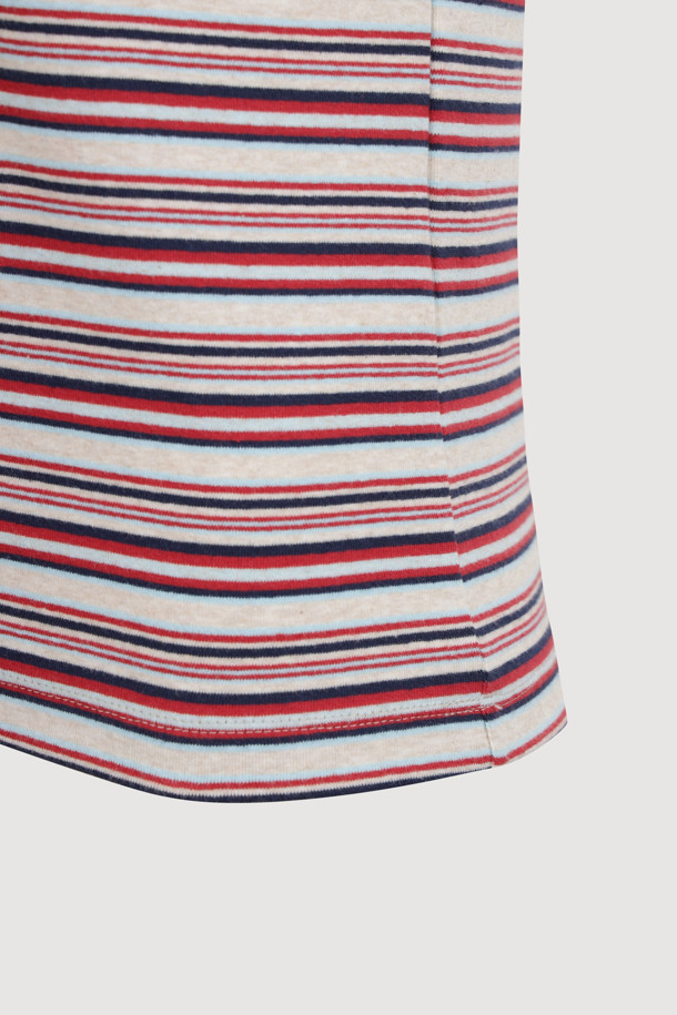 [Re-Order] 스트라이프 슬림핏 긴팔 티셔츠 (레드)는 캐주얼하고 베이직한 스타일의 긴팔 티셔츠입니다. 봄, 가을에 어울리는 슬림핏 디자인으로, 데이트룩이나 봄 소풍룩에 매치하기 좋습니다. 부드러운 신축성 좋은 소재로 제작되어 편안한 착용감을 선사합니다. 가슴 부분의 레터링 자수 포인트와 뒷넥 개발 라벨이 돋보이며, 레드 컬러의 스트라이프 패턴이 돋보입니다. 미니멀한 스타일을 선호하는 분들께 추천합니다.
