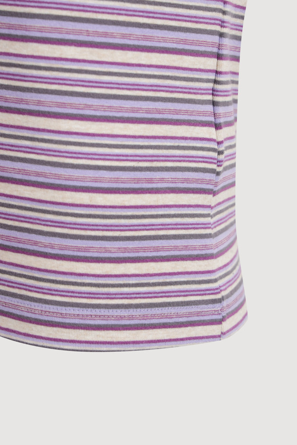 스트라이프 슬림 핏 롱 슬리브 티셔츠 (바이올렛)는 여성용 티셔츠로, 봄, 가을에 입기 좋은 긴소매 디자인입니다. 부드러운 면과 스판덱스 혼방 소재로 제작되어 편안한 착용감을 선사하며, 슬림 핏으로 깔끔한 실루엣을 연출합니다. 라운드넥에 가슴 레터링 자수 포인트와 뒷넥 개발 라벨 디테일이 돋보이며, 신축성 좋은 소재로 활동성을 높였습니다. 캐주얼하고 베이직한 스타일로, 동네 마실룩이나 봄 소풍룩에 활용하기 좋습니다.
