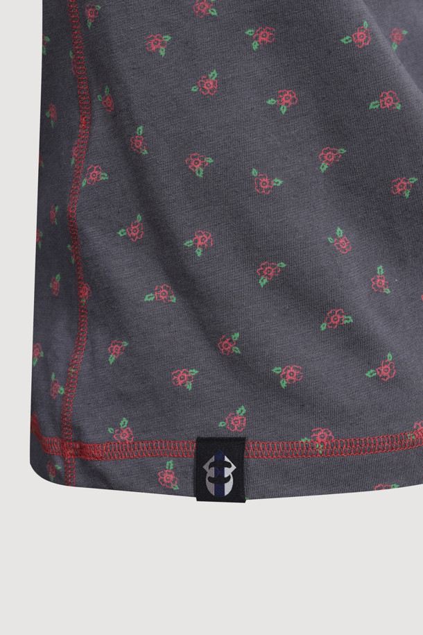 슬림핏 후드 티셔츠는 다크 그레이 컬러의 여성 의류로, 봄, 가을에 착용하기 좋습니다. 캐주얼하고 미니멀한 스타일을 연출하며, 일상, 동네 마실룩, 카페룩, 집콕룩 등 다양한 TPO에 활용할 수 있습니다. 져지 소재의 레귤러 기장 티셔츠로, 소매와 후드에 프릴 디테일을 더해 여성스러운 포인트를 주었습니다. 스트라이프와 플라워 패턴이 있으며, 배색 스티치 자수 디테일이 돋보입니다. 기본 이너 티셔츠로 활용하여 간편하게 스타일링할 수 있습니다.
