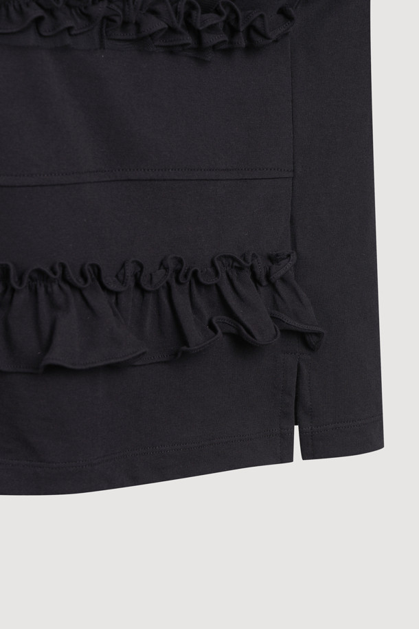 프릴 포인트 반소매 티셔츠는 여성 의류로, 캐주얼하고 미니멀한 스타일을 연출하기에 좋습니다. 봄, 여름 시즌에 적합하며, 스탠다드 핏과 라운드넥 디자인으로 편안하게 착용할 수 있습니다. 블랙 색상의 무지 티셔츠로, 앞판 메쉬 배색과 프릴 디테일이 특징입니다. 뒤 상단에는 엠블럼 자수 디테일이 더해져 포인트를 줍니다.
