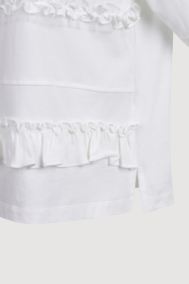 프릴 포인트 반소매 티셔츠는 여성스러운 무드를 연출해 주는 캐주얼 스타일의 반팔 티셔츠입니다. 라운드넥 디자인에 스탠다드핏 또는 루즈핏으로 편안하게 착용 가능하며, 봄, 여름 시즌에 적합합니다. 화이트 색상에 무지 패턴으로 어떤 하의와도 쉽게 매치할 수 있습니다. 메쉬 배색과 엠블럼 자수, 프릴 디테일이 더해져 포인트를 더했습니다. 동네 마실룩, 여행룩 등 다양한 상황에서 웨어러블하게 활용할 수 있습니다.
