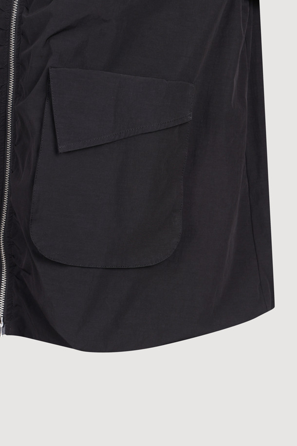 솔리드 포켓 집업 점퍼 (블랙)는 가볍고 부드러운 나일론 소재로 제작되어 봄, 가을 간절기에 적합합니다. 루즈핏으로 편안한 착용감을 선사하며, 블랙 컬러에 무지 패턴으로 어떤 옷에도 쉽게 매치할 수 있습니다. 밑단 밴딩과 니트 넥라인, 아웃포켓, 셔링 디테일이 더해져 캐주얼하면서도 페미닌한 스타일을 연출합니다. 동네 마실룩이나 산책룩과 같이 가벼운 일상에 미니멀하게 활용하기 좋습니다. 긴 소매 기장의 집업 스타일 점퍼입니다.
