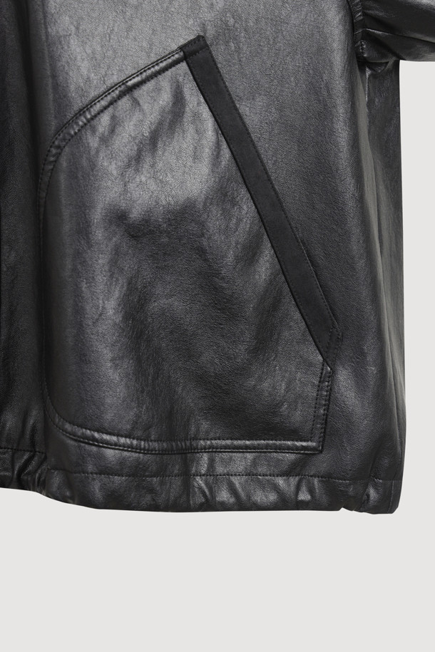 [Re-Order] 페이크 레더 후드 점퍼 (블랙)는 가을, 겨울 시즌에 어울리는 여성용 점퍼입니다. 루즈핏으로 제작되어 편안한 착용감을 선사하며, 지퍼형 여밈 방식으로 간편하게 착용할 수 있습니다. 블랙 컬러에 로고 패턴이 더해져 캐주얼하고 스트릿한 무드를 연출합니다. 두꺼운 두께감의 인조가죽과 페이크 스웨이드 배색으로 고급스러움을 더했으며, 긴 소매와 후드 디자인이 특징입니다. 겨울 데일리룩, 쇼핑룩, 산책룩 등 다양한 TPO에 활용할 수 있습니다.
