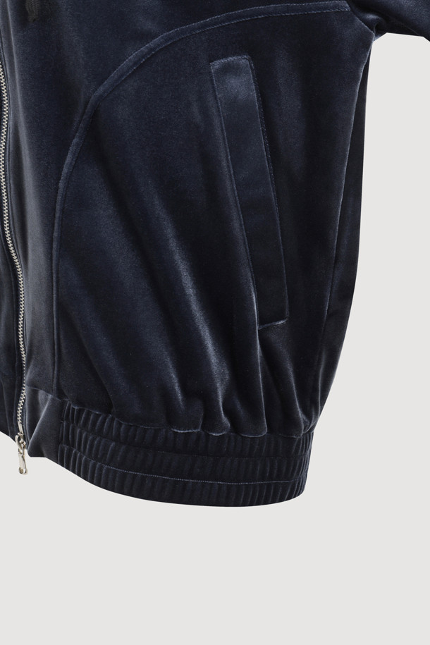 블루 컬러의 [Re-Order] 후드 벨벳 집업 점퍼입니다. 부드러운 촉감의 벨벳 소재로 제작되어 가을, 겨울 시즌 캐주얼하게 활용하기 좋습니다. 오버핏으로 편안함을 강조했으며, 밑단 밴딩과 블루종 실루엣으로 트렌디한 스타일을 연출합니다. 양옆 포켓과 로고 와펜 디테일로 포인트를 더했습니다. 데일리룩, 동네 마실룩, 산책룩 등 다양한 TPO에 활용하여 미니멀, 시티보이 스타일을 완성해 보세요.
