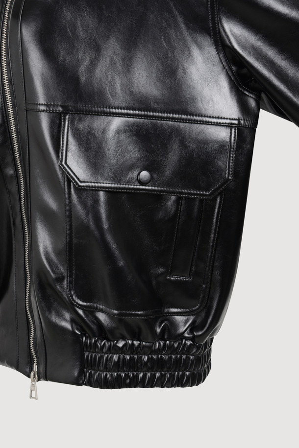 페이크 레더 카라 점퍼 (블랙)는 가을, 겨울 시즌에 어울리는 여성용 아우터입니다. 캐주얼, 스트릿 스타일을 연출하기 좋으며, 넉넉한 레귤러핏으로 편안하게 착용할 수 있습니다. 블랙 컬러의 무지 디자인에, 인조가죽 소재와 두꺼운 두께감으로 따뜻함을 더했습니다. 칼라 디테일, 지퍼 슬라이더 장식, 가슴 포켓, 스냅 버튼, 밑단 밴딩, 럭키 로고 안감 등 다양한 특징을 갖춘 블루종 스타일의 점퍼입니다. 겨울 데일리룩, 쇼핑룩, 모임룩에 활용하기 좋은 아이템입니다.
