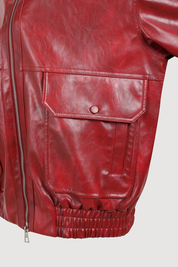 페이크 레더 카라 점퍼 (레드)는 캐주얼, 스트릿 스타일을 즐기는 여성들을 위한 크롭 기장의 인조 가죽 점퍼입니다. 봄, 가을에 적합하며, 부드러운 촉감의 소재로 제작되어 편안하게 착용할 수 있습니다. 지퍼형 여밈 방식에 밑단 이밴드 블루종 디자인으로 활동성을 높였으며, 워시드 가공과 래키 (LUCKY) 로고 안감, 가슴 포켓 스냅 디테일이 특징입니다. 데이트룩, 쇼핑룩 등 다양한 TPO에 맞춰 미니멀한 스타일링을 연출해보세요. 루즈핏으로 편안하면서도 멋스러운 핏을 선사합니다.
