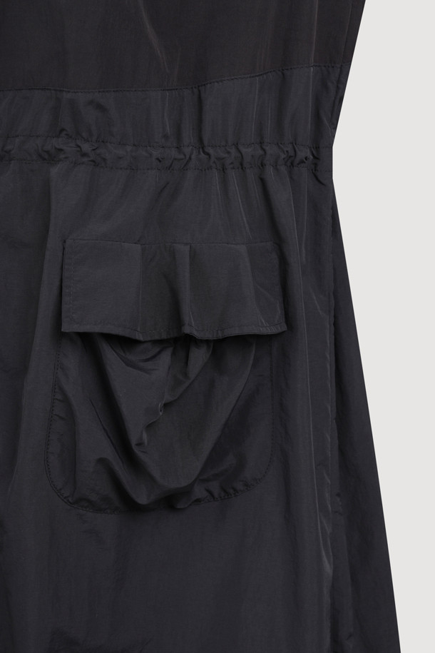 볼륨 포켓 롱 점퍼 (black)는 캐주얼, 스트리트 스타일을 즐기는 분들을 위한 아우터입니다. 롱 기장의 무지 디자인으로, 봄, 가을에 가볍게 걸치기 좋습니다. 루즈핏에 부드러운 나일론 소재를 사용하여 편안한 착용감을 선사하며, 넥과 허리 밑단의 셔링 디테일이 여성스러운 실루엣을 연출합니다. 원피스형 실루엣과 볼륨감 있는 디자인, 입체적인 아웃 포켓이 돋보이며, 지퍼 여밈 방식으로 간편하게 착용할 수 있습니다. 동네 마실룩이나 산책룩에 안성맞춤입니다.
