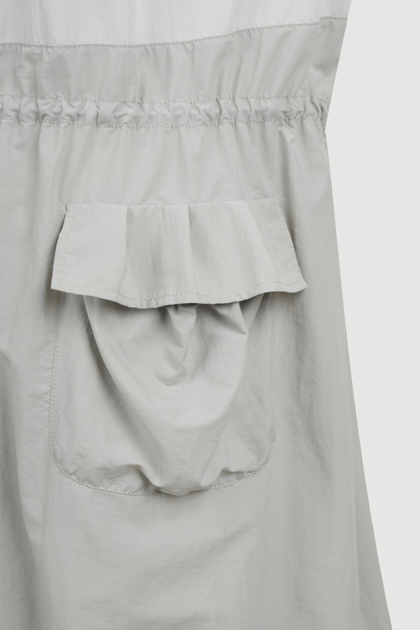 볼륨 포켓 롱 점퍼 (라이트 그레이)는 캐주얼, 스트릿, 미니멀 스타일을 즐겨 입는 여성 고객을 위한 아이템입니다. 가볍고 부드러운 나일론 소재로 제작되어 봄, 가을 간절기에 적합하며, 얇은 두께감으로 편안한 착용감을 선사합니다. 롱 기장과 루즈핏으로 체형 커버에 효과적이며, 볼륨감 있는 포켓 디자인과 넥, 허리 밑단 셔링 디테일이 돋보입니다. 지퍼 여밈 방식으로 간편하게 착용 가능하며, 동네 마실룩, 산책룩 등 일상적인 활동에 스타일리시함을 더해줍니다. 원피스 같은 실루엣으로 여성스러움을 강조하며 다양한 룩에 활용하기 좋습니다.
