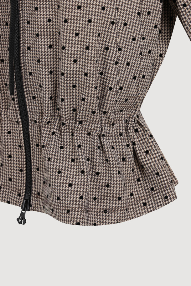 **[Re-Order] 프릴 디테일 체크 점퍼**

러블리함과 캐주얼 무드를 동시에 연출하는 여성 점퍼입니다. 가을, 겨울 시즌에 어울리는 두꺼운 두께감의 플리스 소재로 제작되어 부드러운 촉감을 선사합니다. 체크 패턴과 허리 스트링, 벌룬 핏으로 사랑스러운 분위기를 더하며, 투웨이 지퍼와 긴 소매, 프릴 디테일이 돋보입니다. 안감에는 LUCKY 로고 패턴과 솔리드 소매 안감을 사용하여 포인트를 주었습니다. 데이트룩, 산책룩 등 다양한 일상 스타일을 연출해보세요.
