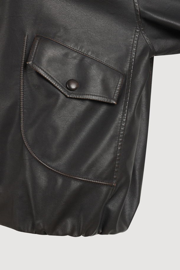 다크 브라운 컬러의 워싱 페이크 레더 카라 점퍼입니다. 힙 기장의 오버핏 블루종 스타일로, 가을과 겨울에 따뜻하게 착용할 수 있습니다. 겉감은 인조가죽 소재이며, 두꺼운 두께감과 패딩 안감으로 보온성을 높였습니다. 지퍼 여밈 방식과 아웃포켓 디테일, 밴딩 마감으로 활동성을 더했습니다. 데이트룩, 모임룩, 캐주얼 및 미니멀 스타일링에 모두 잘 어울립니다.
