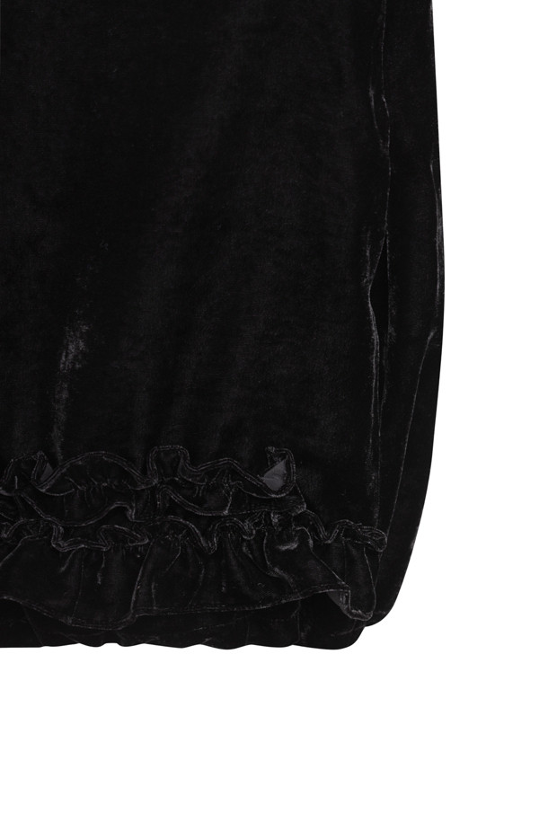 벨벳 프릴 후드 점퍼 (블랙)는 페미닌하고 유니크한 스타일을 연출하는 여성용 점퍼입니다. 부드러운 벨벳 소재에 두꺼운 두께감으로 따뜻함을 더하고, 프릴 디테일과 언밸런스 밑단으로 포인트를 더했습니다. 후드 디자인과 긴 소매, 집업 여밈 방식으로 편안하게 착용 가능하며, 로고 패턴 안감과 자수 와펜 장식이 고급스러움을 더합니다. 데이트룩, 모임룩 등 특별한 날, 또는 클래식, 미니멀, 로맨틱한 스타일을 연출하고 싶을 때 적합합니다.
