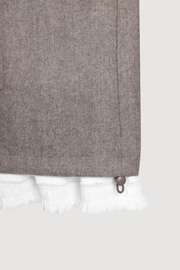 헤링본 후드 아노락 점퍼는 따뜻한 울 소재로 제작되어 겨울철에도 포근함을 선사합니다. 클래식한 헤링본 패턴에 스탠다드 핏으로, 유행을 타지 않는 스타일을 연출합니다. 후드 스트링 디테일과 엠블럼 슬라이더, 레터링 와펜으로 디자인의 완성도를 높였습니다. 리본 연출이 가능한 후드로 다양한 스타일을 소화할 수 있으며, 캐주얼하고 미니멀한 룩을 완성하기 좋습니다. 브라운 컬러의 집업 방식 아노락 점퍼로, 일상에서 편안하게 착용할 수 있습니다.
