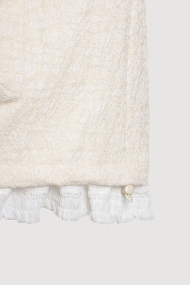 헤링본 후드 아노락 점퍼는 울 소재로 제작되어 따뜻한 착용감을 선사하는 여성용 아우터입니다. 아이보리 컬러의 스탠다드핏 디자인은 클래식하면서도 유니크한 스타일을 연출하며, 겨울철 출근룩과 모임룩에 모두 잘 어울립니다. 헤링본 패턴과 후드 스트링 리본 디테일, 엠블럼 슬라이더, 레터링 와펜, 솔리드 배색이 특징이며, 긴 소매와 집업 여밈 방식이 특징입니다. 두꺼운 두께감으로 보온성을 높였으며, 미니멀, 캐주얼 스타일을 선호하는 분들께 추천합니다.
