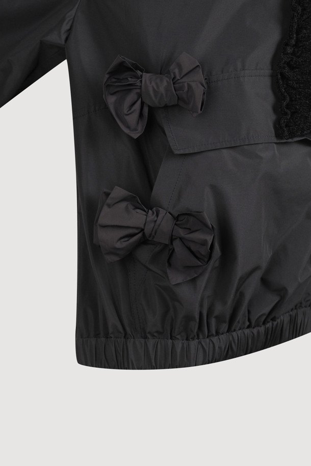 [Re-Order] [아뜰리에] 후드 아노락 점퍼 (블랙)는 여성 고객을 위한 캐주얼, 스포티 스타일의 아노락입니다. 봄, 가을에 어울리는 루즈핏의 후드 점퍼로, 힙 기장입니다. 블랙 컬러의 무지 디자인이며, 부드러운 촉감의 폴리에스터, 면 혼방 소재로 제작되었습니다. 셔링, 리본, 테이프, 니트 부자재 디테일이 특징이며, 산책룩에 활용하기 좋습니다. 긴 소매 기장으로 간절기에 편안하게 착용할 수 있습니다.
