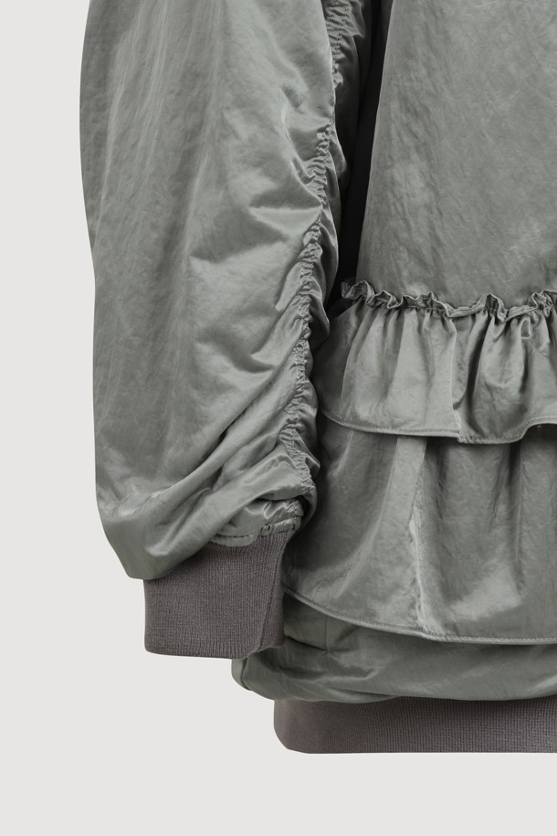 [Re-Order] [아뜰리에] 러플 디테일 하프 점퍼 (카키)는 봄, 가을에 산책룩 또는 캐주얼, 미니멀 스타일을 연출하기 좋은 여성 점퍼입니다. 부드러운 촉감의 나일론 소재로 제작되었으며, 보통 두께감으로 간절기에 활용하기 좋습니다. 코쿤핏 디자인에 은은한 광택감이 돋보이며, 러플 디테일과 파카링 봉제, 미니 포켓, 플라켓 디자인이 특징입니다. 지퍼형 여밈 방식으로 간편하게 착용할 수 있으며, 하프 기장의 블루종 스타일로 다양한 하의와 매치하기 좋습니다. 카키 컬러로 어떤 옷에도 잘 어울려 데일리 아우터로 추천합니다.
