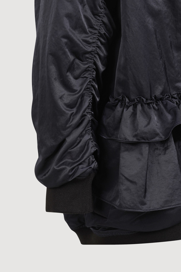 [Re-Order] [아뜰리에] 러플 디테일 하프 점퍼 (다크 네이비)는 산책룩과 봄 소풍룩에 어울리는 여성용 아우터입니다. 다크 네이비 컬러의 무지 디자인으로, 캐주얼, 미니멀, 클래식 스타일을 연출하기 좋습니다. 부드러운 촉감의 나일론 소재로 제작되었으며, 힙 기장의 코쿤핏으로 편안하게 착용할 수 있습니다. 지퍼형 여밈 방식에 긴 소매, 블루종 코트 타입으로 디자인되었으며, 러플 디테일, 파카링 봉제, 미니 포켓, 플라켓 디자인, 은은한 광택감이 특징입니다. 봄, 가을 시즌에 활용하기 좋은 보통 두께의 점퍼입니다.
