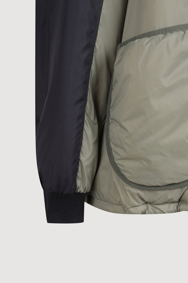 카키 컬러의 볼륨 패딩 점퍼입니다. 가을, 겨울 시즌 여성 의류로, 가볍고 부드러운 나일론 소재를 사용하여 편안한 착용감을 선사합니다. 오버핏 디자인에 볼륨감 있는 실루엣이 특징이며, 니트 시보리 디테일과 셔링 포켓으로 포인트를 더했습니다. 캐주얼 및 미니멀 스타일을 즐겨 입는 분들께 산책룩으로 추천하는 제품입니다. 버튼 여밈 방식의 크롭 기장으로 세련된 핏을 연출합니다.
