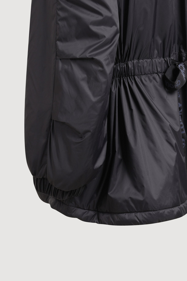 라운드 넥 패딩 점퍼 (블랙)는 겨울철 여성의 스타일을 책임질 아우터입니다. 페미닌하고 캐주얼한 무드를 동시에 연출하며, 셔링과 턱 디테일, 데님 배색 포켓, 끈 디테일이 돋보입니다. 넉넉한 루즈핏과 볼륨감 있는 실루엣으로 편안하면서도 세련된 스타일을 완성합니다. 부드러운 경량 소재에 두꺼운 두께감으로 따뜻함을 더하며, 긴 소매와 버튼 여밈 방식으로 보온성을 높였습니다. 미니멀, 로맨틱 스타일을 즐기는 분들께 추천합니다.
