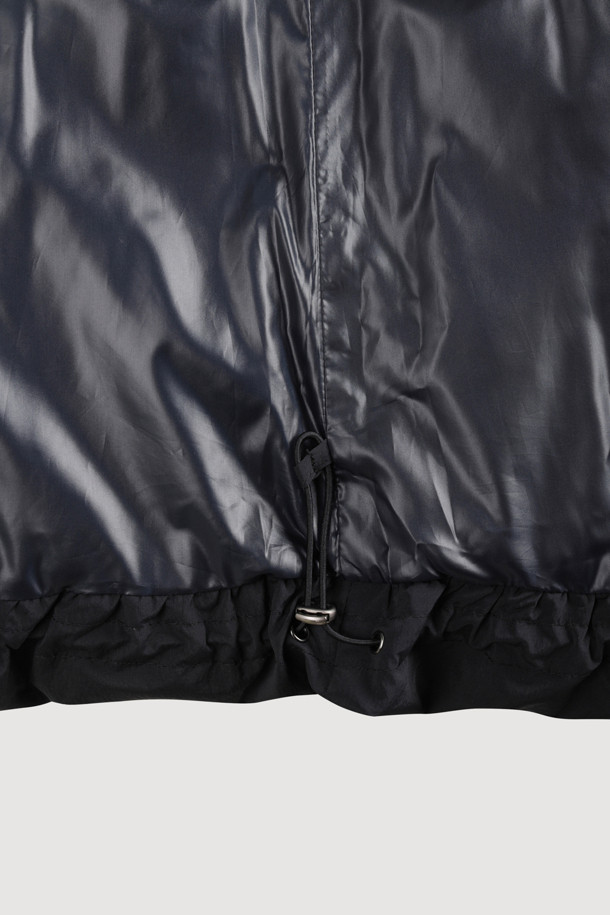 [Re-Order] 리본 다운 베스트는 여성용 다운 베스트로, 가을과 겨울에 따뜻하게 착용할 수 있습니다. 블랙 컬러의 무지 디자인에 숏 기장으로, 어떤 옷에도 쉽게 매치할 수 있습니다. 캐주얼하면서도 페미닌한 스타일을 연출하며, 출근룩과 모임룩에 모두 잘 어울립니다. 부드러운 구스 다운 소재와 셔링, 리본 장식, 샤이니 안감, 투웨이 지퍼 디테일이 특징입니다. 나일론, 스판덱스 소재로 제작되어 편안함과 활동성을 높였습니다.
