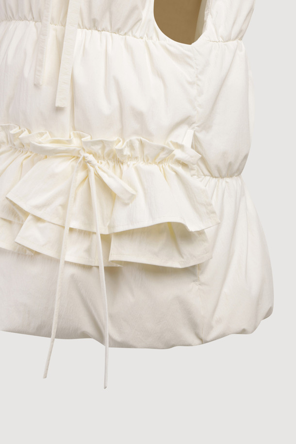 [Re-Order] 리본 다운 베스트 (다크 아이보리)는 겨울철 여성의 우아함과 따뜻함을 동시에 선사하는 다운 베스트입니다. 부드러운 촉감의 나일론과 스판덱스 혼방 소재, 그리고 샤이니 안감으로 고급스러운 착용감을 느낄 수 있습니다. 페미닌하고 캐주얼한 스타일을 연출하며, 리본 및 셔링 디테일로 포인트를 더했습니다. 투웨이 지퍼와 레귤러핏으로 편안한 착용감을 제공하며, 구스다운 충전재로 뛰어난 보온성을 자랑합니다. 데이트룩과 출근룩 등 다양한 TPO에 활용 가능하여, 캐주얼, 미니멀, 로맨틱 스타일을 즐기는 여성에게 추천합니다.
