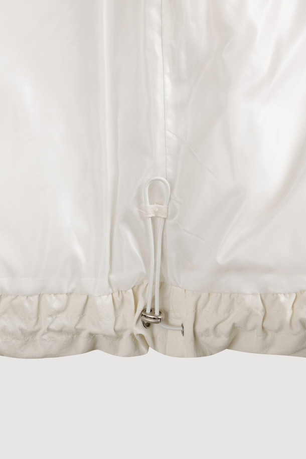 리본 디테일이 돋보이는 [Re-Order] 리본 다운 베스트는 페미닌한 무드를 연출합니다. 부드러운 유연함을 자랑하는 나일론, 스판덱스 혼방 소재로 제작되어 편안한 착용감을 선사합니다. 숏 기장과 투웨이 지퍼 여밈으로 세련된 실루엣을 강조하며, 셔링 디테일과 샤이니 안감이 고급스러움을 더합니다. 데이트룩, 모임룩 등 다양한 TPO에 활용 가능한 아이보리 컬러의 겨울철 필수 아이템입니다. 구스다운 충전재와 패딩 안감으로 보온성을 높였습니다.
