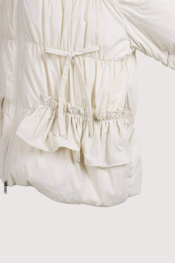 아이보리 컬러의 리본 후디 다운 점퍼는 페미닌하고 발랄한 무드를 연출합니다. 셔링, 프릴, 리본 디테일이 여성스러운 포인트를 더하며, 볼륨감 있는 후드와 샤이니한 안감으로 고급스러움을 더했습니다. 부드러운 촉감의 나일론, 스판 혼방 소재와 두꺼운 두께감으로 따뜻함을 선사하며, 투웨이 지퍼와 루즈핏 디자인으로 편안한 착용감을 제공합니다. 데이트룩, 모임룩, 미니멀, 클래식 스타일을 즐겨 입는 여성분들께 겨울철 필수 아이템입니다.
