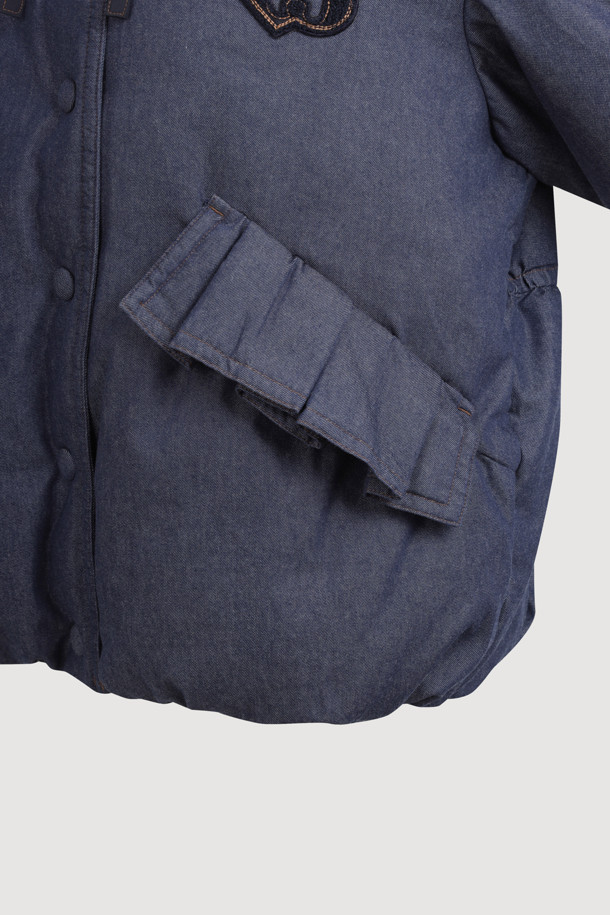 데님 구스다운 후디 점퍼 (블루)는 여성스러운 무드와 스포티한 스타일을 동시에 연출하는 아우터입니다. 두꺼운 데님 소재에 구스다운 충전재를 사용하여 보온성을 높였으며, 허리 아래 기장의 루즈핏으로 편안하게 착용할 수 있습니다. 소매는 니트 시보리로 마감하고 밑단에 밴딩을 더해 활동성을 더했습니다. 둥근 실루엣과 스트링 디테일이 돋보이는 겨울철 필수 아이템입니다. 스냅 여밈 방식으로 간편하게 착용 가능하며, 일상복으로 활용하기 좋습니다.
