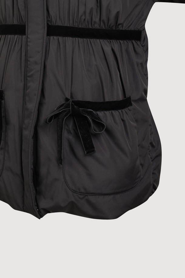 블랙 컬러의 폭스 퍼 트리밍 후드 다운 점퍼입니다. 여성스러운 페미닌 및 러블리 무드를 연출하며, 세미 A라인 핏으로 날씬한 실루엣을 선사합니다. 부드러운 구스다운 소재와 두꺼운 두께감으로 뛰어난 보온성을 제공하며, 탈부착 가능한 폭스 퍼 트리밍, 벨벳 리본 및 셔링 디테일이 고급스러움을 더합니다. 럭키 로고 패턴 안감과 긴 소매 기장, 집업 여밈 방식으로 편안한 착용감을 선사하며, 데이트룩, 모임룩, 연말 모임룩 등 다양한 TPO에 활용 가능합니다. 클래식, 로맨틱, 미니멀 스타일을 즐기는 여성분들께 추천합니다.
