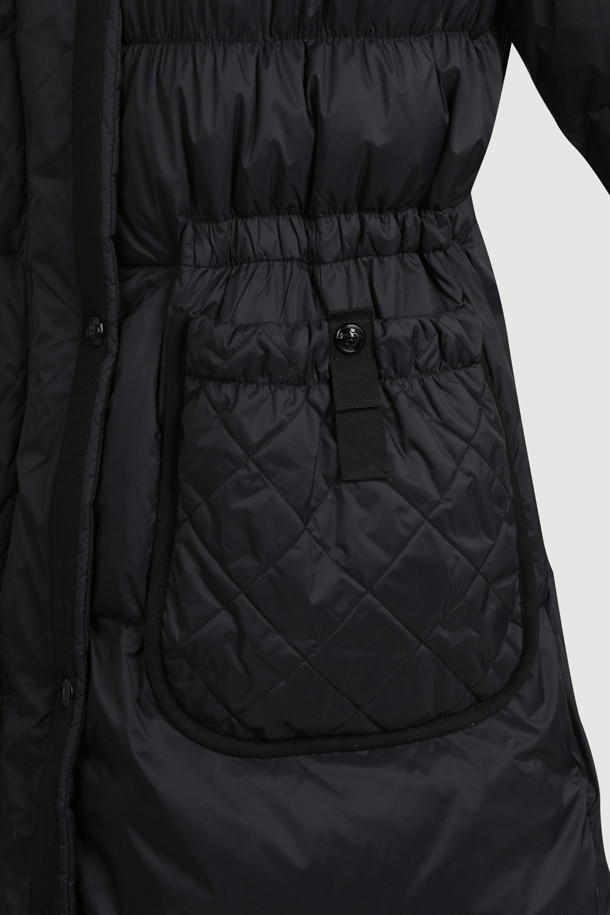 블랙 컬러의 폭스 퍼 후드 구스다운 코트입니다. 추운 겨울, 캐주얼하고 미니멀한 스타일을 연출하기 좋습니다. 탈부착 가능한 리얼 폭스퍼 후드로 고급스러움을 더했으며, 허리 라인과 밑단 스트링으로 핏을 조절할 수 있습니다. 겉감은 부드러운 나일론 소재이며, 안감은 럭키 로고 패턴으로 디자인되었습니다. 출근룩이나 여행룩에 활용하기 좋은, 보온성이 뛰어난 맥시 기장의 구스다운 코트입니다.
