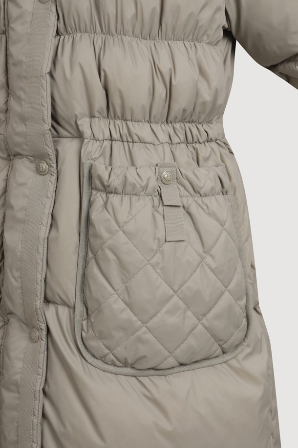 라이트 카키 색상의 폭스 퍼 후드 구스다운 코트는 겨울철 캐주얼 스타일을 완성하는 여성 아우터입니다. 탈부착 가능한 리얼 폭스퍼 후드가 고급스러운 분위기를 더하며, 허리와 밑단의 스트링 조절로 사이즈를 맞춤 조절할 수 있습니다. 겉감은 부드러운 촉감의 나일론 소재이며, 안감은 로고 패턴으로 포인트를 주었습니다. 맥시 기장의 두꺼운 구스다운 코트로 보온성을 높였으며, 지퍼와 스냅 여밈 방식으로 깔끔하게 착용 가능합니다. 여행룩, 캠핑룩 등 다양한 TPO에 미니멀, 클래식 스타일로 활용하기 좋습니다.
