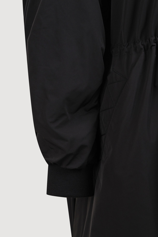 [Re-Order] [아뜰리에] 프릴 디테일 롱 패딩 점퍼는 여성 고객을 위한 겨울철 필수 아이템입니다. 페미닌한 무드를 더하는 프릴 디테일과 롱 기장, A라인 핏으로 세련된 실루엣을 연출합니다. 허리 및 밑단 스트링으로 사이즈 조절이 가능하며, 소매 포켓과 경량 소재로 실용성을 더했습니다. 부드러운 촉감의 폴리에스테르 소재로 제작되어 편안한 착용감을 선사하며, 데이트룩과 출근룩 등 다양한 TPO에 미니멀, 클래식, 로맨틱 스타일로 연출하기 좋습니다. 블랙 컬러의 무지 디자인으로 어떤 옷에도 쉽게 매치할 수 있습니다.
