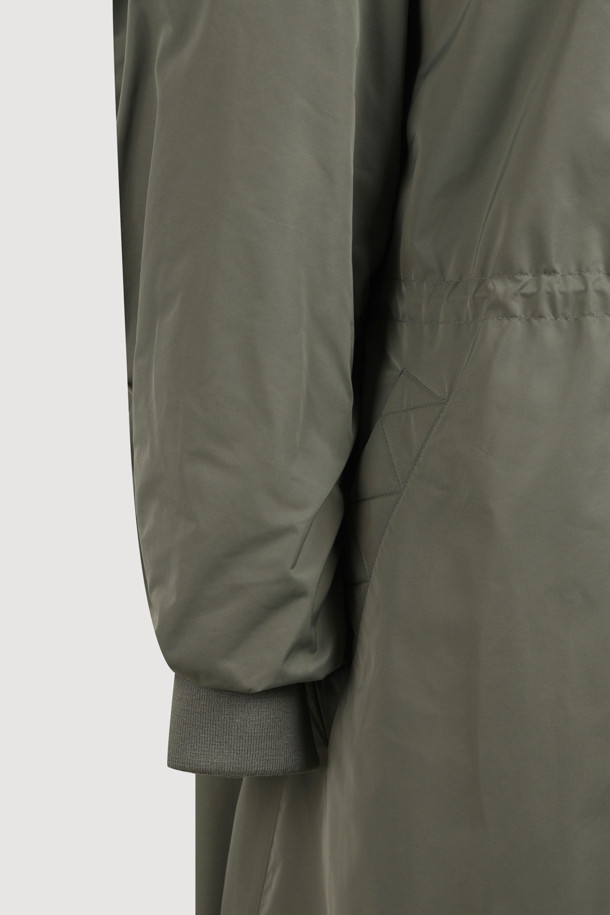 [Re-Order] [아뜰리에] 프릴 디테일 롱 패딩 점퍼는 여성 고객을 위한 겨울 시즌 필수 아이템입니다. 페미닌한 무드를 더하는 프릴 디테일과 롱 기장, A라인 핏으로 세련된 실루엣을 연출합니다. 카키 컬러의 무지 디자인에 지퍼 여밈 방식을 적용하여 편안하게 착용할 수 있으며, 허리 및 밑단 스트링으로 사이즈 조절이 용이합니다. 가볍고 따뜻한 폴리에스테르 소재에 로고 자수 디테일이 돋보이며, 데이트룩과 출근룩 등 다양한 TPO에 미니멀, 클래식, 로맨틱 스타일로 활용하기 좋습니다.
