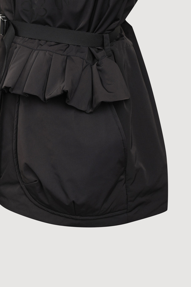 [Atelier] 옵션 벨트 다운 점퍼 (블랙)는 겨울철 여성의 우아함과 캐주얼함을 동시에 만족시키는 아우터입니다. 부드러운 나일론 소재와 두꺼운 두께감으로 따뜻함을 선사하며, 오버핏 디자인과 셔링, 패치워크, 러플 디테일이 페미닌한 무드를 더합니다. 옵션 벨트와 스트링 조절 기능으로 다양한 스타일 연출이 가능하며, 구스다운 충전재로 보온성을 극대화했습니다. 출근룩과 모임룩은 물론 미니멀, 클래식 스타일까지 소화 가능한 활용도 높은 벨티드 다운 점퍼입니다.
