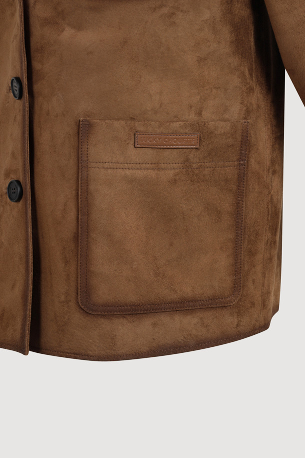 [Atelier] 리얼 스웨이드 레더 점퍼 (브라운)는 여성스러운 겨울 데일리룩, 모임룩, 데이트룩을 위한 완벽한 선택입니다. 부드러운 돈피 스웨이드 소재와 스탠다드핏으로 편안하면서도 클래식하고 캐주얼한 스타일을 연출합니다. 얇은 두께감과 드롭 숄더 디자인이 특징이며, ATELIER 로고 패턴 안감과 스티치 디테일이 고급스러움을 더합니다. 핸드 오일 브러쉬 포인트와 럭키슈에뜨 로고 와펜으로 포인트를 주어 미니멀하면서도 세련된 룩을 완성합니다. 힙 기장의 긴 소매 자켓으로 가을과 겨울, 당신의 스타일을 한층 끌어올려 보세요.
