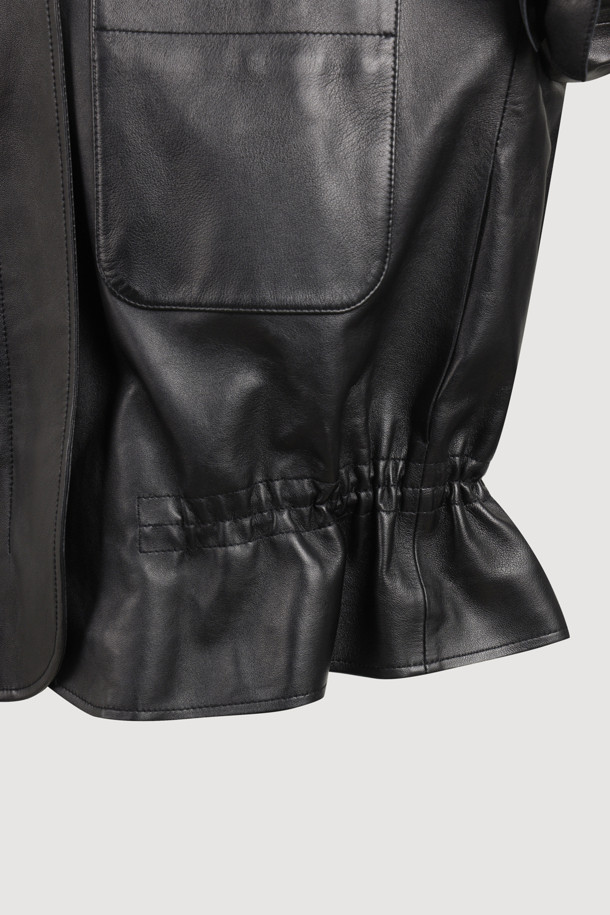 [Re-Order] [아뜰리에] 프릴 리얼 레더 점퍼 (블랙)는 부드러운 나파 양가죽 소재의 여성 점퍼입니다. 캐주얼과 페미닌 무드를 동시에 연출하며, 봄, 가을에 활용하기 좋습니다. 허리 스트링으로 핏 조절이 가능하며, 프릴 디테일이 여성스러운 포인트를 더합니다. 블랙 컬러의 무지 디자인으로 미니멀, 클래식한 스타일을 즐길 수 있으며, ATELIER 로고 패턴 안감이 고급스러움을 더합니다. 데이트룩, 모임룩에 적합한 아이템입니다.
