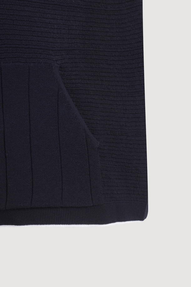 시원한 촉감의 니트 소재로 제작된 [Re-Order] Sailor Half Sleeve Knit Pullover (dark navy)입니다. 세일러 칼라 디자인과 볼륨감 있는 조직감, 컬러 파이핑 디테일이 돋보이며, 루즈핏과 여유로운 어깨 실루엣으로 편안하게 착용 가능합니다. 다크 네이비 컬러의 반소매 니트 풀오버로 여름철 캐주얼룩에 활용하기 좋습니다.
