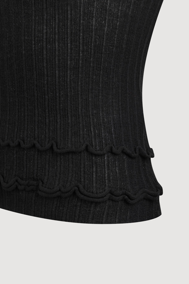 슬림 핏 립 니트 풀오버 (블랙)는 여성스러움을 강조하는 클래식하고 우아한 스타일의 니트입니다. 부드러운 울과 비스코스 혼방 소재로 제작되어 뛰어난 착용감을 선사하며 봄, 가을, 겨울에 활용하기 좋습니다. 라운드넥에 슬림핏으로 디자인되어 날씬한 실루엣을 연출하며, 소매 끝단 플레어 디자인과 배색 트리밍으로 포인트를 더했습니다. 일상, 데이트룩, 카페룩, 모임룩 등 다양한 TPO에 매치할 수 있으며, 이너 탑으로 활용하여 시크하고 미니멀한 스타일을 완성할 수 있습니다.
