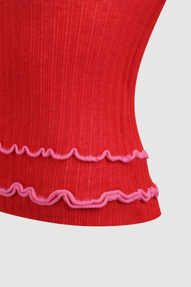 슬림핏 골지 니트 풀오버 (레드)는 가을과 겨울, 우아하고 클래식한 스타일을 연출하는 여성용 니트/스웨터입니다. 부드러운 울과 비스코스 혼방 소재로 제작되어 포근한 착용감을 선사하며, 슬림핏 라운드넥 디자인으로 세련된 실루엣을 강조합니다. 소매 끝단 플레어 디자인과 배색 트리밍 디테일이 돋보이며, 이너 탑과 함께 레이어드하여 다양한 스타일을 연출할 수 있습니다. 데이트룩, 카페룩, 겨울 데일리룩 등 다양한 TPO에 활용하기 좋으며, 미니멀하면서도 클래식한 무드를 완성해줍니다. 얇은 두께감으로 답답함 없이 편안하게 착용 가능합니다.
