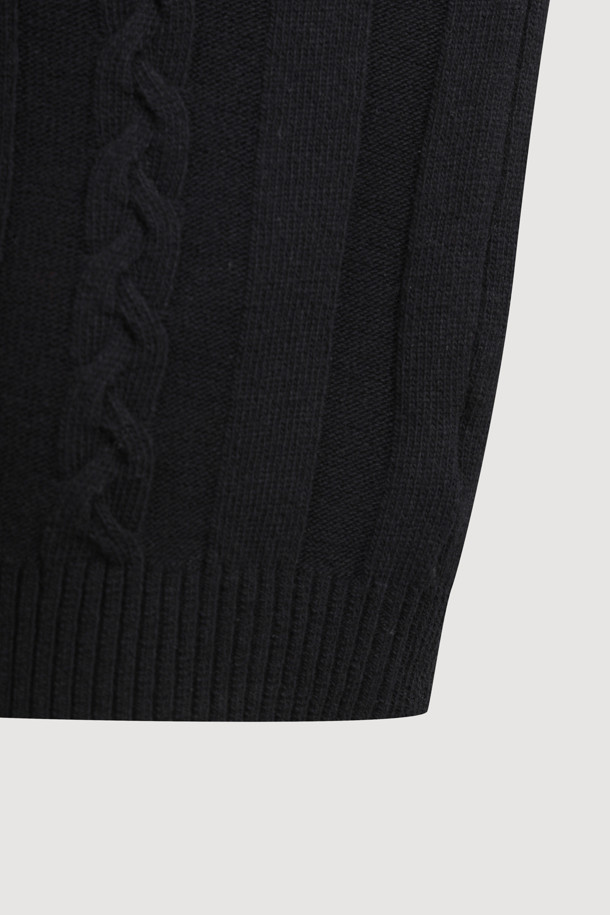 엔트리 케이블 니트 풀오버 (블랙)는 여성 의류로, 가을과 겨울에 따뜻하게 착용할 수 있는 상의입니다. 캐주얼하고 유니크한 스타일을 연출하며, 루즈핏의 라운드넥 디자인과 긴소매, 두꺼운 두께감으로 포근함을 더했습니다. 울 혼방 소재로 제작되어 부드러운 촉감을 느낄 수 있으며, 케이블 패턴과 프릴 디테일이 특징입니다. 겨울 데일리룩, 집콕룩, 동네 마실룩 등 다양한 TPO에 활용 가능하며, 니트 쇼츠와 함께 세트 착용하여 스타일리시하게 연출할 수 있습니다.
