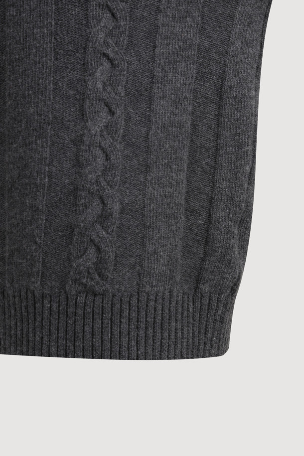 Entry 케이블 니트 풀오버 (멜란지 그레이)는 여성스러운 실루엣을 연출하는 울 혼방 소재의 두꺼운 케이블 니트 스웨터입니다. 멜란지 그레이 컬러에 라운드넥 디자인, 루즈핏으로 편안한 착용감을 선사하며, 긴 소매와 프릴 디테일이 특징입니다. 가을, 겨울 시즌 데이트룩, 카페룩, 데일리룩에 활용하기 좋으며, 니트 쇼츠와 세트 구성으로 더욱 유니크하게 연출할 수 있습니다. 캐주얼, 클래식, 미니멀 스타일을 즐겨 입는 분들께 추천합니다.
