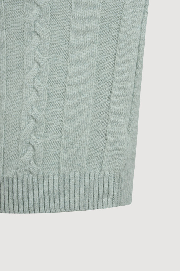 엔트리 케이블 니트 풀오버 (민트)는 부드러운 울 혼방 원사로 제작되어 포근한 착용감을 선사합니다. 라운드넥 디자인에 루즈핏으로 편안하게 착용 가능하며, 클래식하고 유니크한 분위기를 연출합니다. 케이블 패턴과 프릴 디테일이 돋보이며, 봄, 가을, 겨울 시즌에 활용하기 좋습니다. 데이트룩, 카페룩, 겨울 데일리룩 등 다양한 TPO에 어울리는 아이템으로, 니트 쇼츠와 세트 연출도 가능합니다. 미니멀, 클래식, 캐주얼 스타일을 즐겨 입는 여성분들께 추천합니다.
