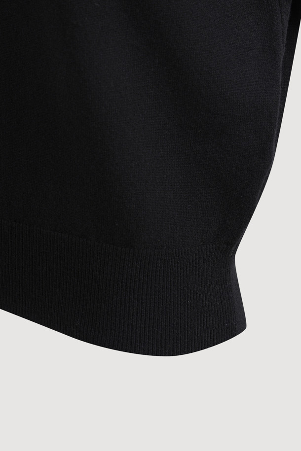 Ambo 리본 니트 풀오버 (블랙)는 여성용 상의로, 가을과 겨울에 따뜻하게 입을 수 있는 니트/스웨터입니다. 클래식과 캐주얼 스타일을 모두 소화하며, 넉넉한 오버핏과 V넥 디자인, 긴 소매가 특징입니다. 울과 면 혼방 소재로 제작되어 부드러운 촉감과 두꺼운 두께감으로 보온성을 높였습니다. 입체적인 니팅 리본 디테일이 돋보이며, 이너로 활용하거나 플레어 스커트와 함께 매치하여 데이트룩, 겨울 데일리룩, 모임룩 등 다양한 TPO에 맞춰 클래식, 캐주얼, 미니멀 스타일로 연출할 수 있습니다.
