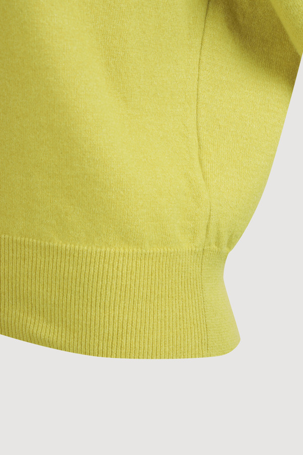 암보 리본 니트 풀오버 (라임)는 오버핏으로 제작되어 편안하면서도 유니크한 스타일을 연출합니다. 가을, 겨울 시즌에 어울리는 두꺼운 두께감과 부드러운 촉감의 울, 면 혼방 소재로 따뜻함을 선사합니다. 라운드넥 디자인에 볼륨감 있는 조직과 니팅 리본 디테일이 더해져 로맨틱하면서도 캐주얼한 무드를 자아냅니다. 데이트룩, 카페룩은 물론 겨울 데일리룩까지, 다양한 스타일을 소화하며 아우터 이너로도 활용 가능합니다. 플레어 스커트와 세트 구성으로 더욱 사랑스러운 룩을 완성할 수 있습니다.
