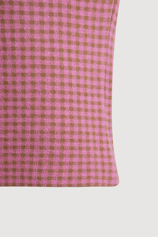 깅엄 체크 하이넥 니트 풀오버 (핑크)는 부드러운 울과 면 혼방 소재로 제작되어 가을, 겨울 시즌 따뜻하게 착용하기 좋습니다. 슬림핏 디자인에 하프넥 라인으로 포근함을 더했으며, 깅엄 체크 패턴이 캐주얼하고 베이직한 분위기를 연출합니다. 뒷중심 싸개 단추 디테일과 왼쪽 가슴 로고 자수가 포인트이며, 이너용으로 활용하기 좋습니다. 데이트룩 또는 모임룩에 매치하여 스타일리시한 룩을 완성해보세요.
